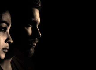 W którym kierunku masować twarz?